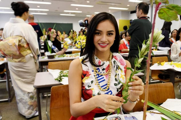 Miss Philippines Kylie Verzosa makes her Japanese trational flower arrangement at the Ikenobo headquarters in Tokyo on October 21, 2016. Seventy women will compete in the final in Tokyo on October 27. / AFP PHOTO / TOSHIFUMI KITAMURA