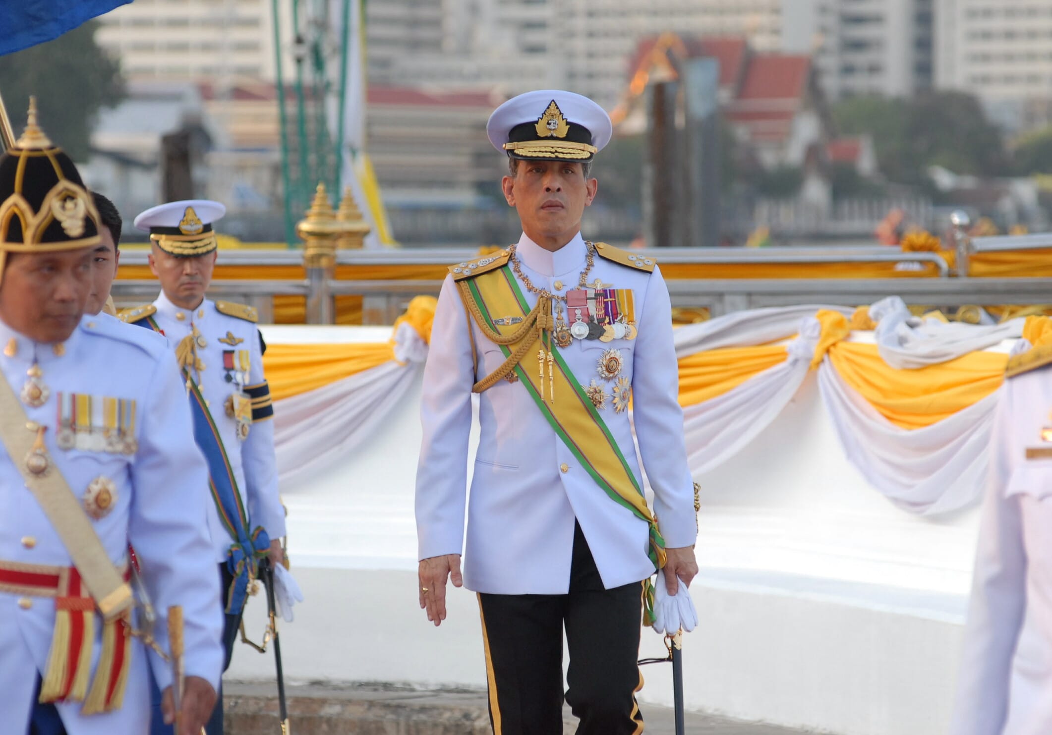 สมเด็จพระบรมโอรสาธิราช เจ้าฟ้ามหาวชิราลงกรณ สยามมกุฎราชกุมาร เสด็จพระราชดำเนินแทนพระองค์ฯ ประทับเรือพระที่นั่งสุพรรณหงส์ ในงานพระราชพิธีทรงบำเพ็ญพระราชกุศลถวายผ้าพระกฐินโดยขบวนพยุหยาตราทางชลมารค จากท่าวาสุกรีถึงวัดอรุณราชวรารามราชวรมหาวิหาร โดยมี พระเจ้าวรวงศ์เธอ พระองค์เจ้าศรีรัศมิ์ พระวรชายา ส่งเสด็จ ณ ท่าวาสุกรี เมื่อ 9 พ.ย.2555