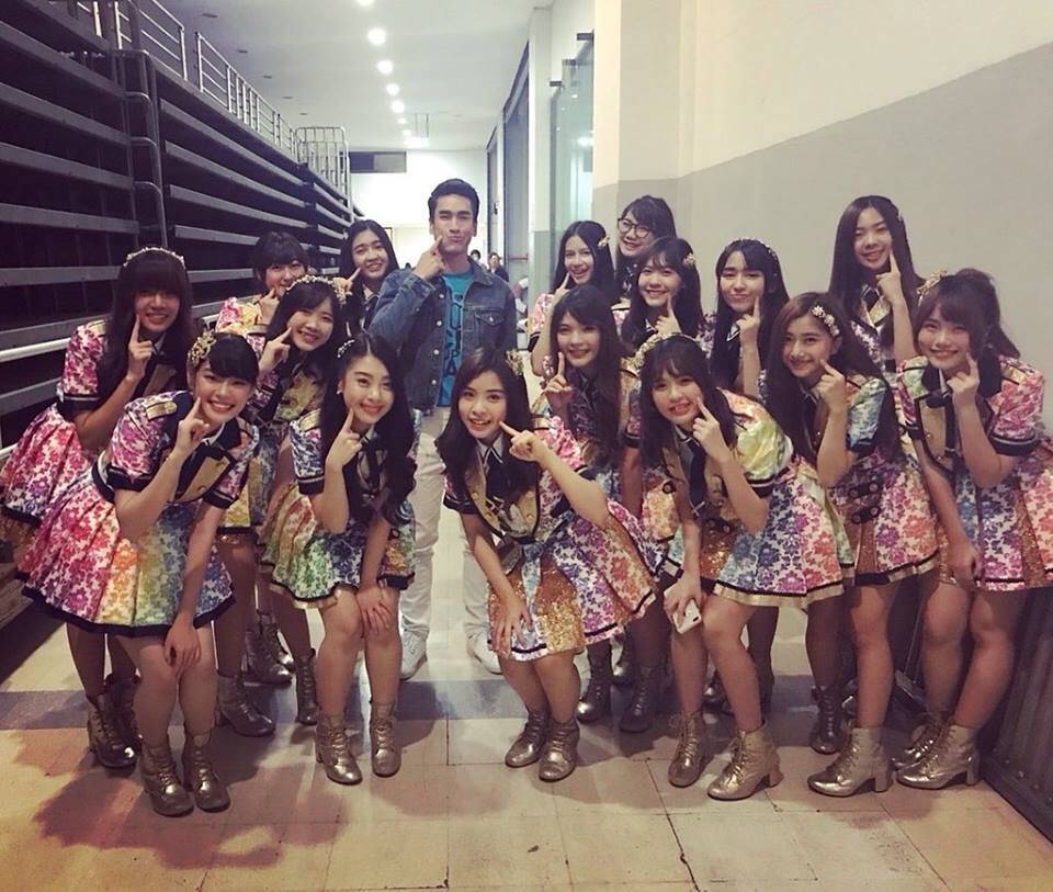 BNK48 ขึ้นแท่น ไอดอลห้างแตก